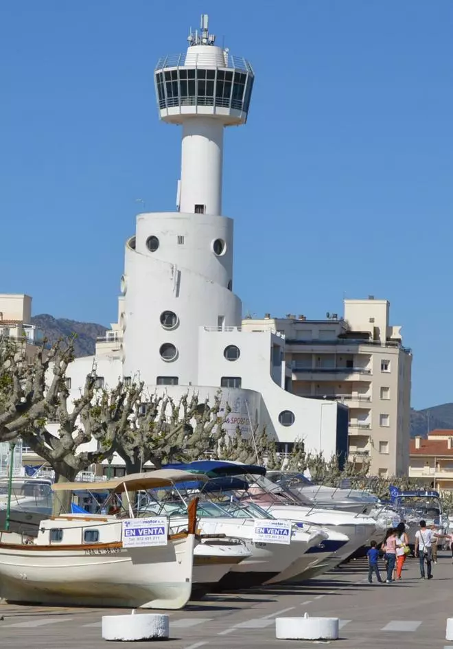 La icònica torre del Club Nàutic d’Empuriabrava manté el cartell d’«en venda»