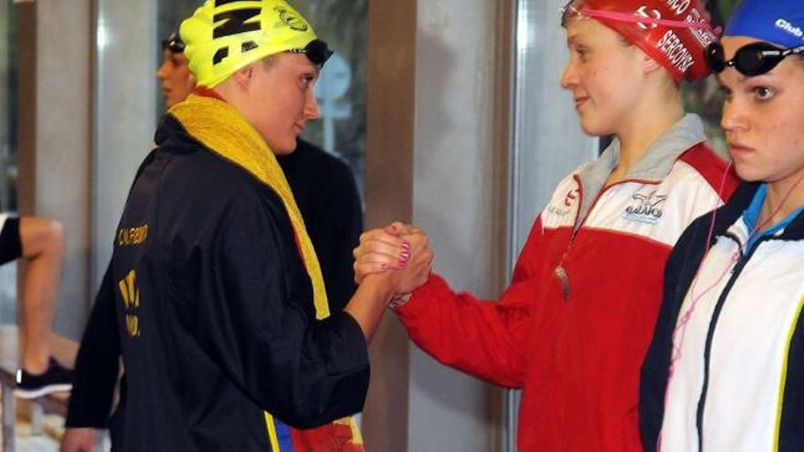 Mireia y Bea se saludan antes de la prueba de 800 metros libres en la que ambas lograron clasificarse para el Mundial. // Rafa Vázquez