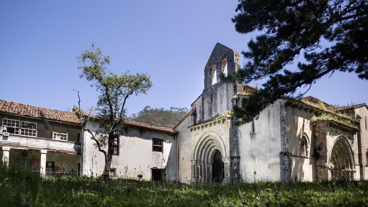 Fachada de la iglesia de San Antolín de Bedón.