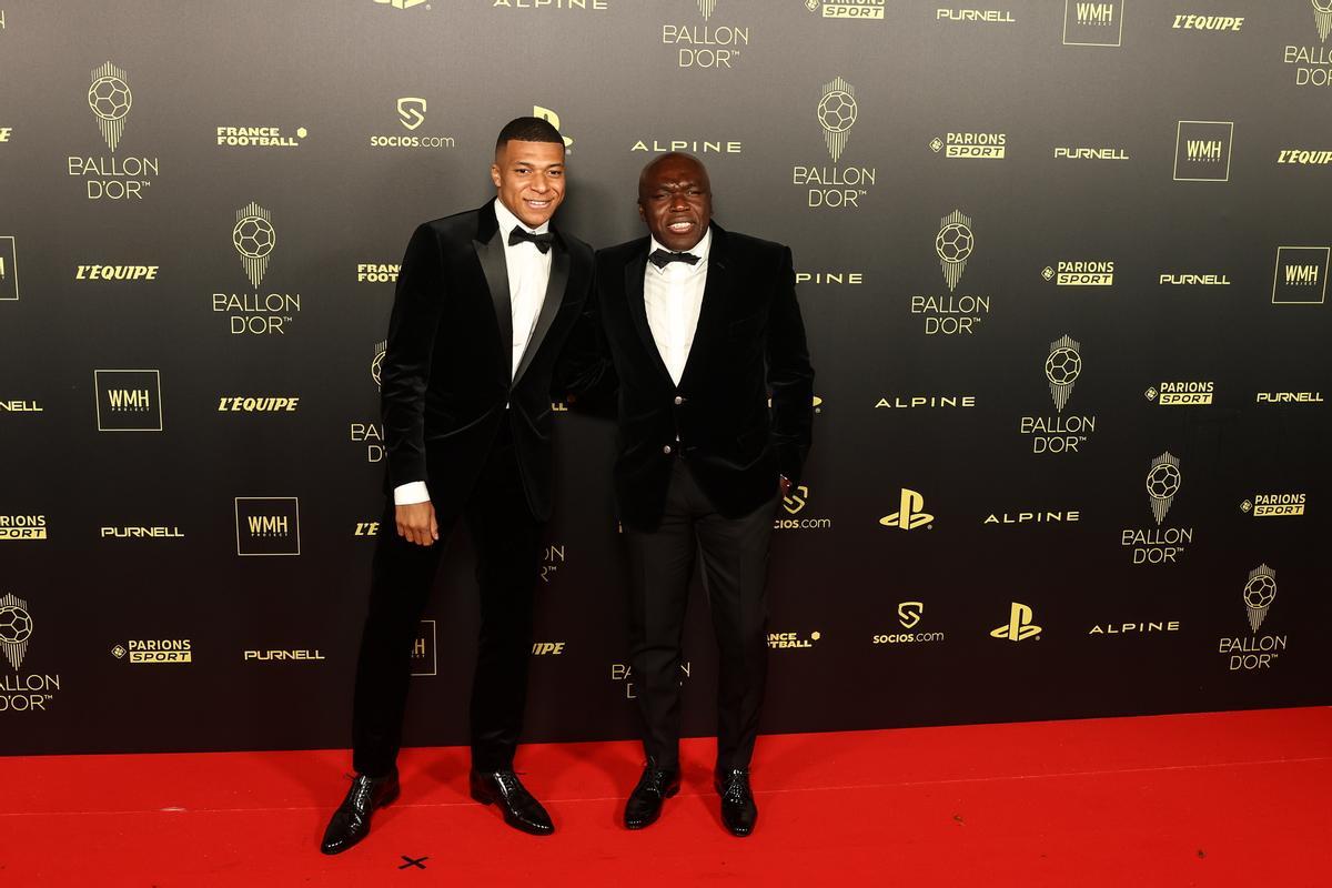 Paris (France), 17/10/2022.- Kylian Mbappe of Paris Saint-Germain and his father Wilfrid Mbappe arrive for the Ballon d’Or ceremony in Paris, France, 17 October 2022. For the first time the Ballon d’Or, presented by the magazine France Football, will be awarded to the best players of the 2021-22 season instead of the calendar year. (Francia) EFE/EPA/Mohammed Badra