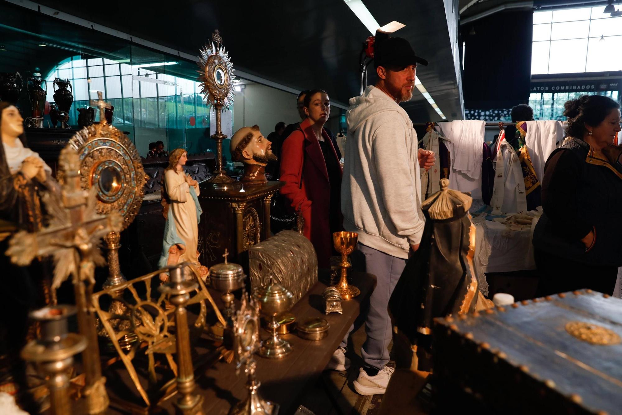 Larga cola en la apertura de la Feria de Antigüedades