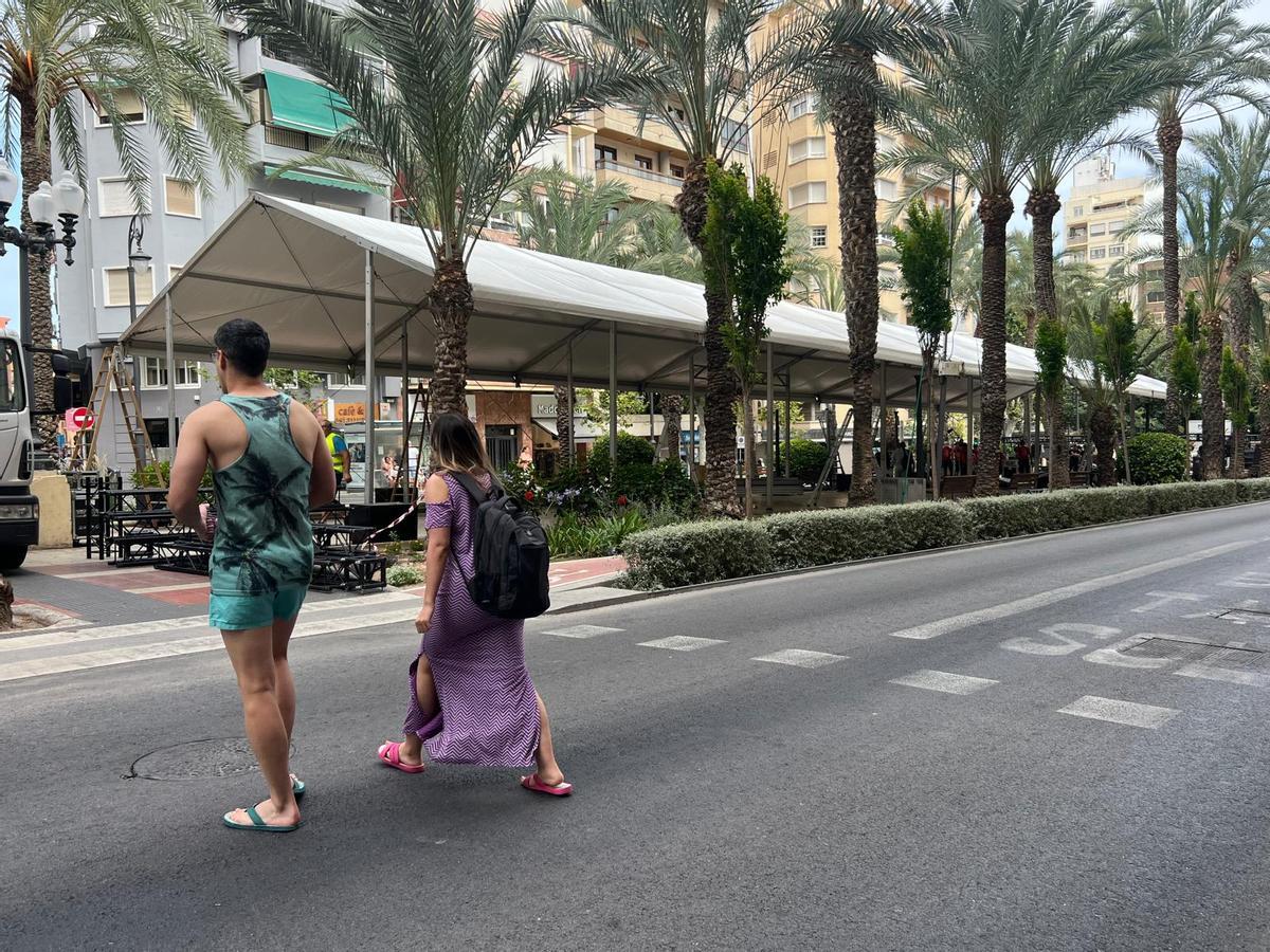 Montaje del mercadito de Hogueras en Alicante