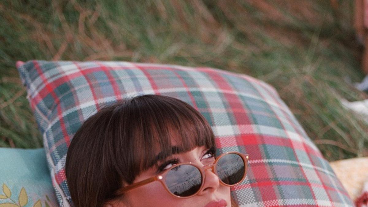 Aitana, protagonista de la campaña de verano de Multiópticas para la colección de gafas mó