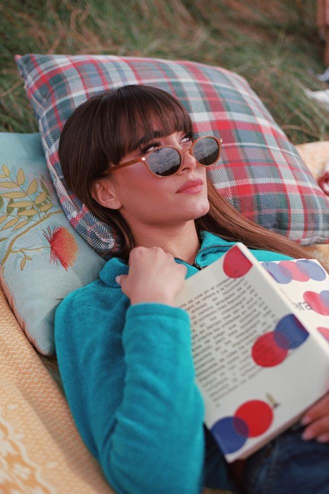 Aitana, protagonista de la campaña de verano de Multiópticas para la colección de gafas mó