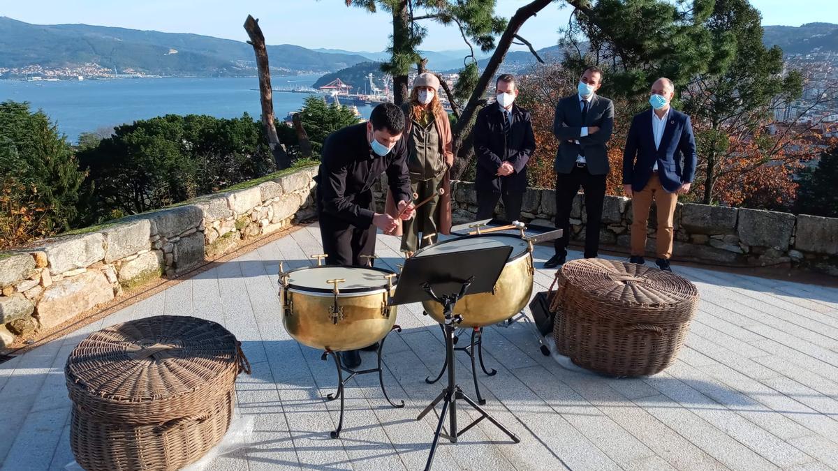 Timbales del siglo pasado para saludar a la renovada muralla de O Castro