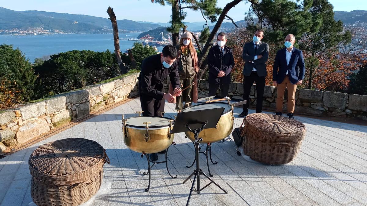 Andrés Bernárdez, percusionista de la Orquesta Clásica de Vigo, en la presentación de la finalización de la reforma de la muralla de O Castro. 10 noviembre 2020. Ricardo Grobas