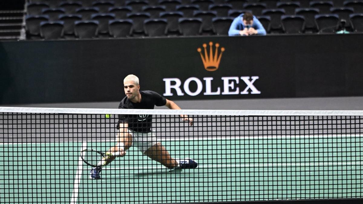 Carlos Alcaraz, durante su primer entrenamiento en París de cara al último Masters 1000 de la temporada