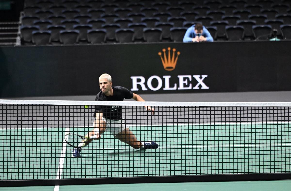 Carlos Alcaraz, durante su primer entrenamiento en París de cara al último Masters 1000 de la temporada