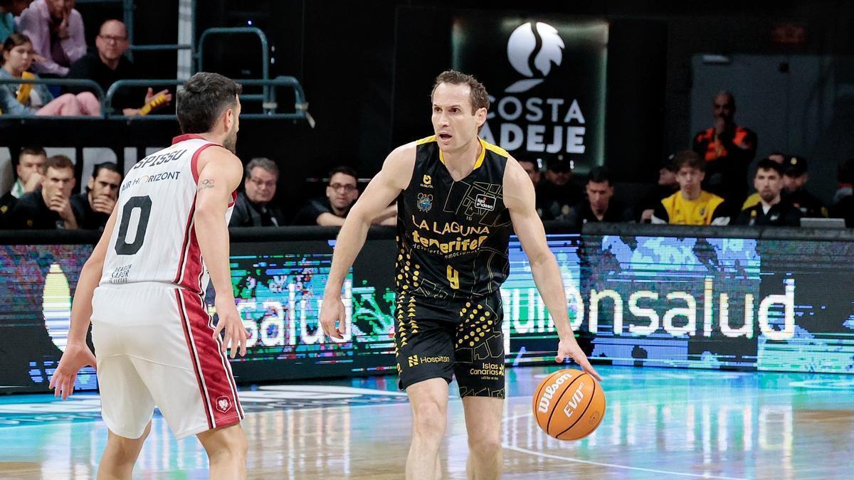 Marcelinho Huertas bota ante la defensa de Marco Spissu en el Canarias-Zaragoza del pasado ejercicio.