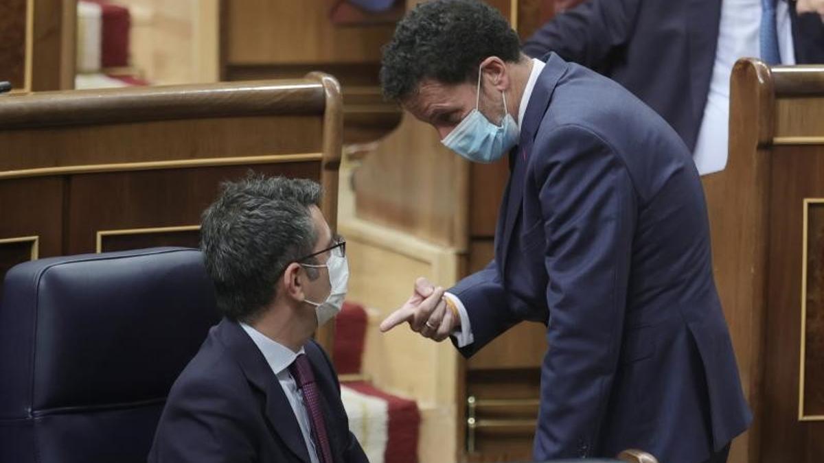 El ministro de la Presidencia, Félix Bolaños, charla con el portavoz parlamentario de Ciudadanos, Edmundo Bal, el pasado 15 de septiembre de 2021 en el Congreso.