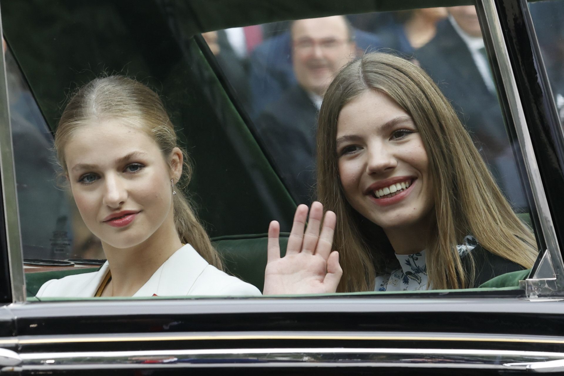 La princesa Leonor y la infanta Sofía abandonan el Congreso el día de la jura de la Constitución de la primera