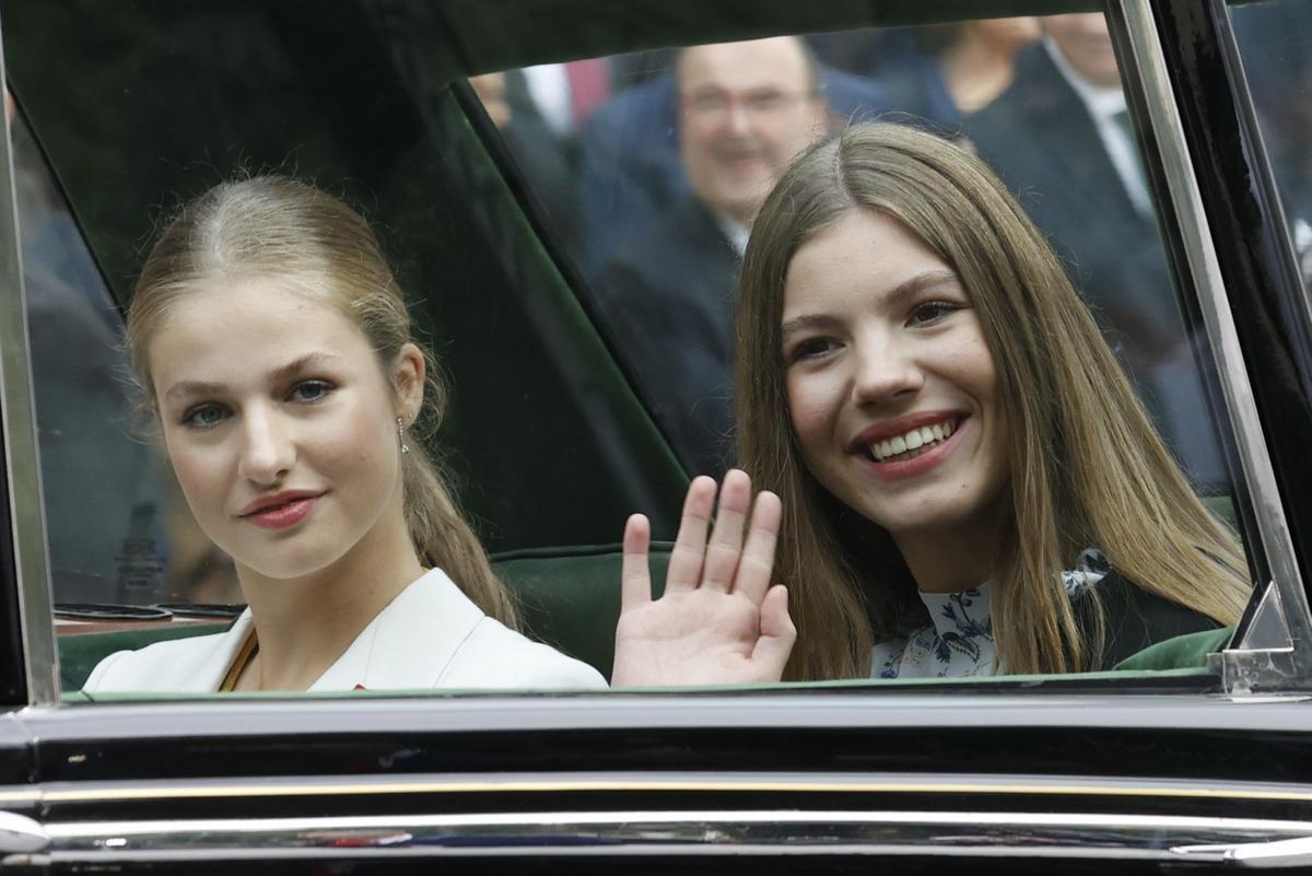 La princesa Leonor y la infanta Sofía abandona el Congreso