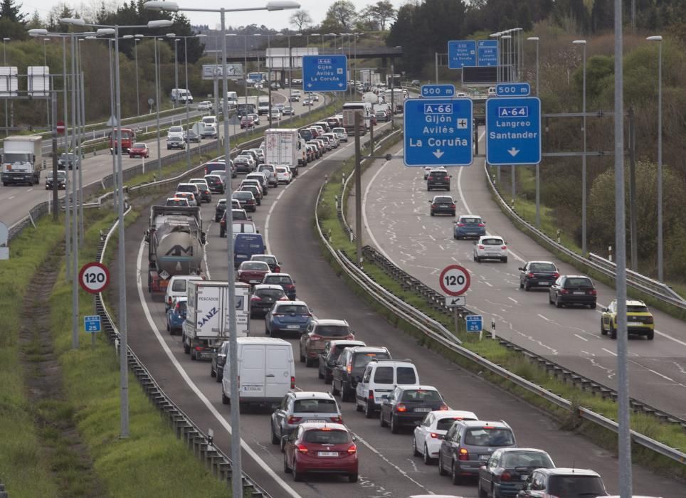 Retenciones kilométricas por las obras en un carril de la "Y"