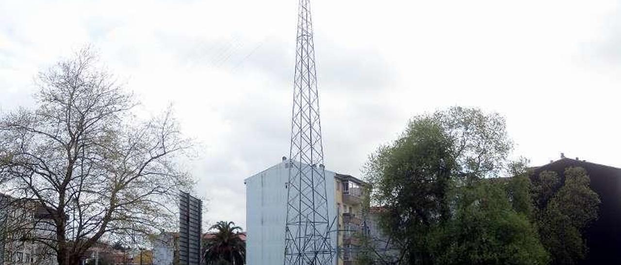 Torre de alta tensión en la calle Portugal. // Rafa Vázquez