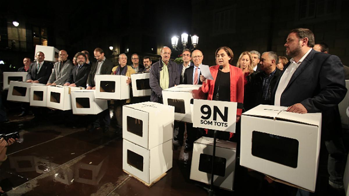 La alcaldesa de Barcelona, Ada Colau, leyendo el manifiesto en apoyo a los imputados por el 9-N.