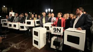 L’alcaldessa de Barcelona, Ada Colau, llegeix el manifest en suport als imputats pel 9-N.