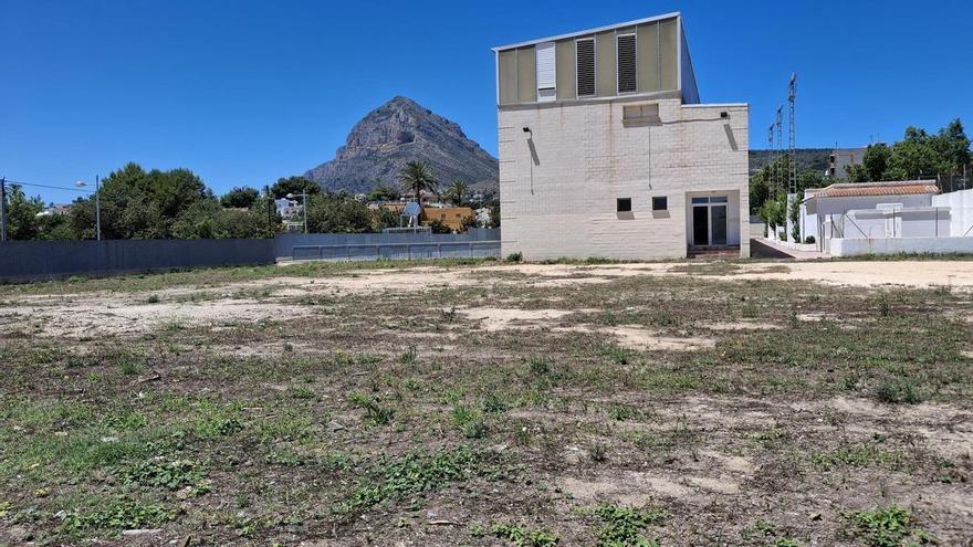 El colegio de barracones de Xàbia avanza sobre el alambre: la alcaldesa salva con su voto de calidad la partida de 1,2 millones para urbanizar la parcela