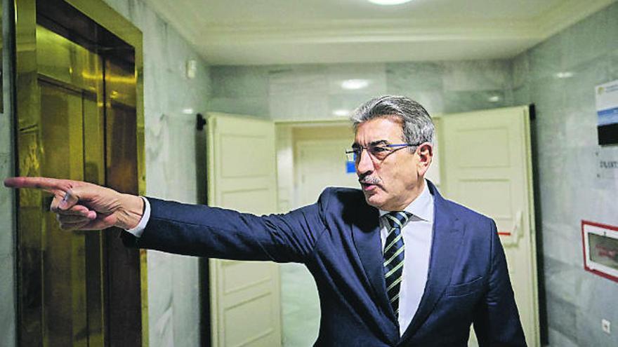 Román Rodríguez, en los pasillos del Parlamento regional.