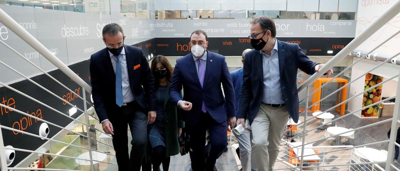 Jean-François-Fallacher,CEO de Orange a la izquierda, con Adrián Barbón (centro) durante la visita del Presidente a la plataforma de atención al cliente de la empresa, en Oviedo