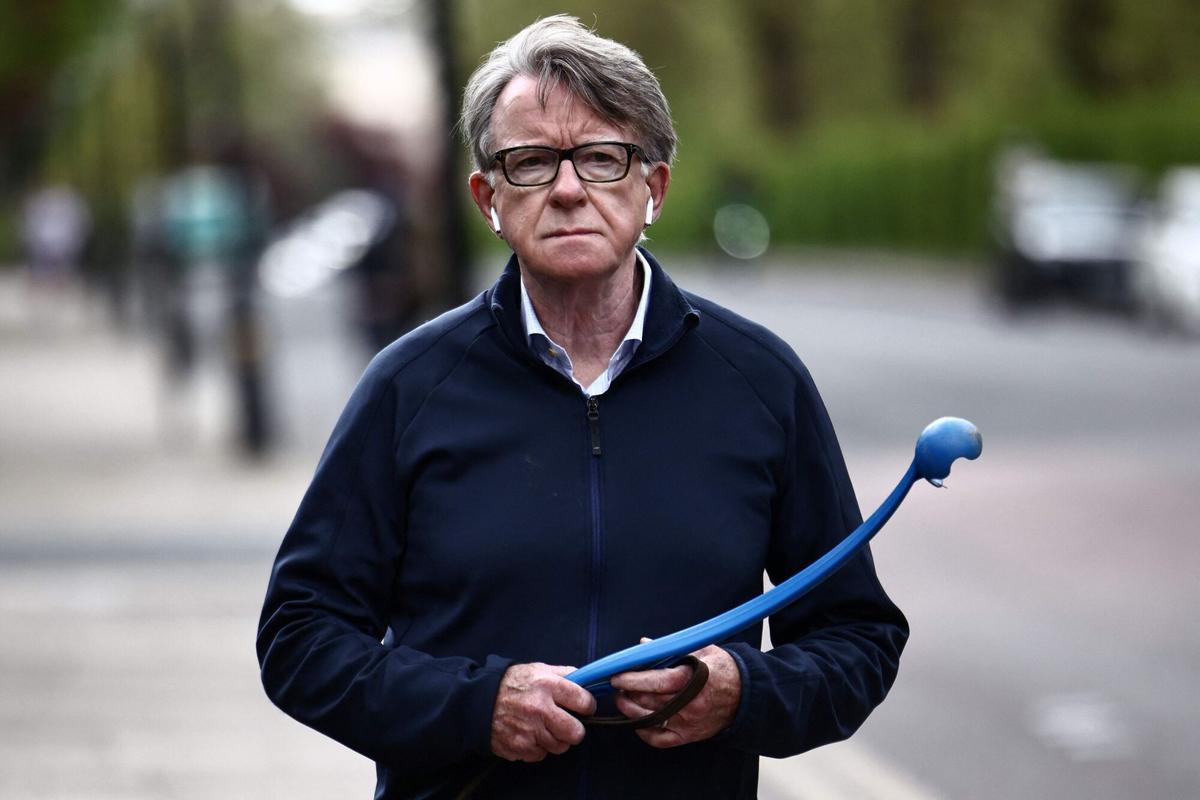 Peter Mandelson, exembajador del Reino Unido en Estados Unidos, paseando a su perro cerca de su residencia en Londres