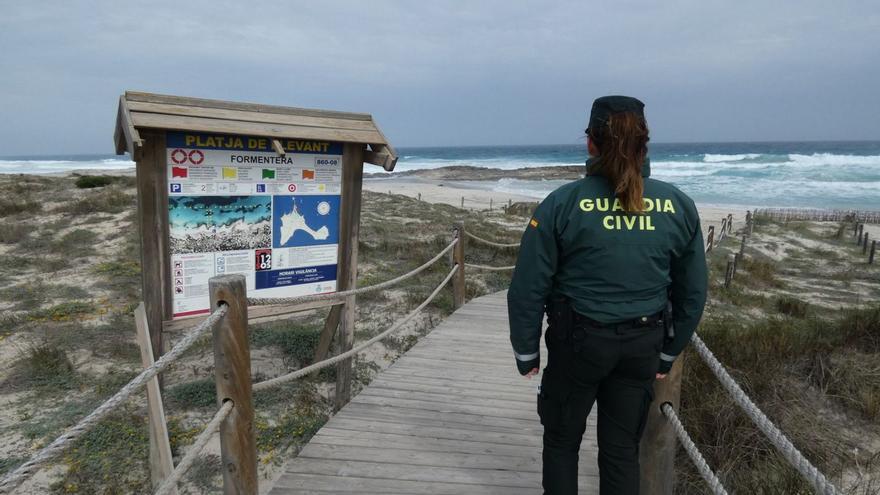 Una agente de la Guardia Civil vigila una playa de Formentera. | P.M.V.