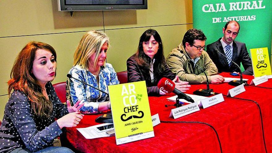 Por la izquierda, Geno García, de &quot;When and where&quot;; Lola Rodríguez, diretora de relaciones externas de Más y Más; Ana Braña; Marcos Morán, y Marcelino Fernández, de Caja Rural de Asturias en Gijón.