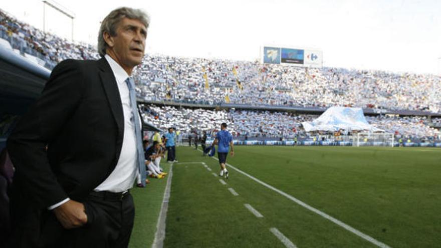 Manuel Pellegrini contempla las gradas de La Rosaleda.