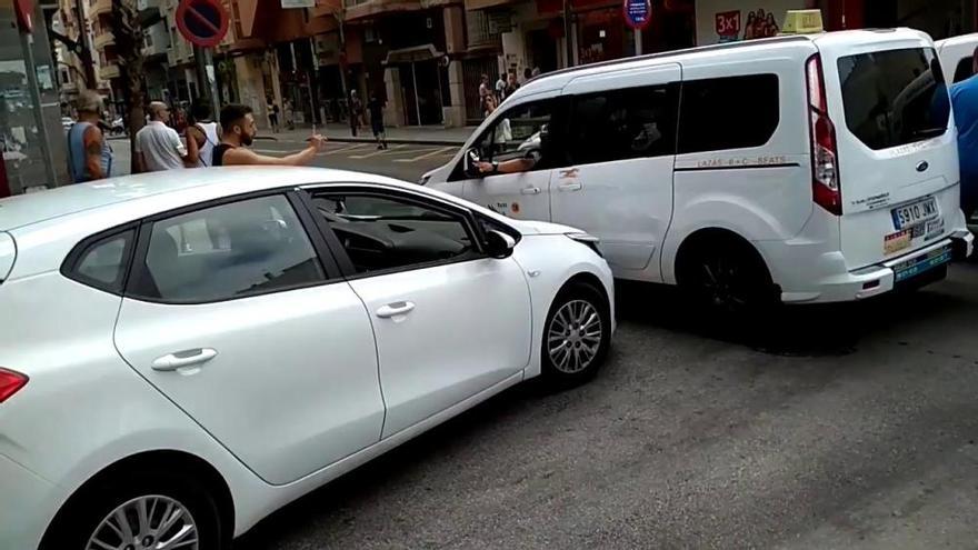 El taxi paraliza el centro de Torrevieja para exigir la regulación de las licencias VTC