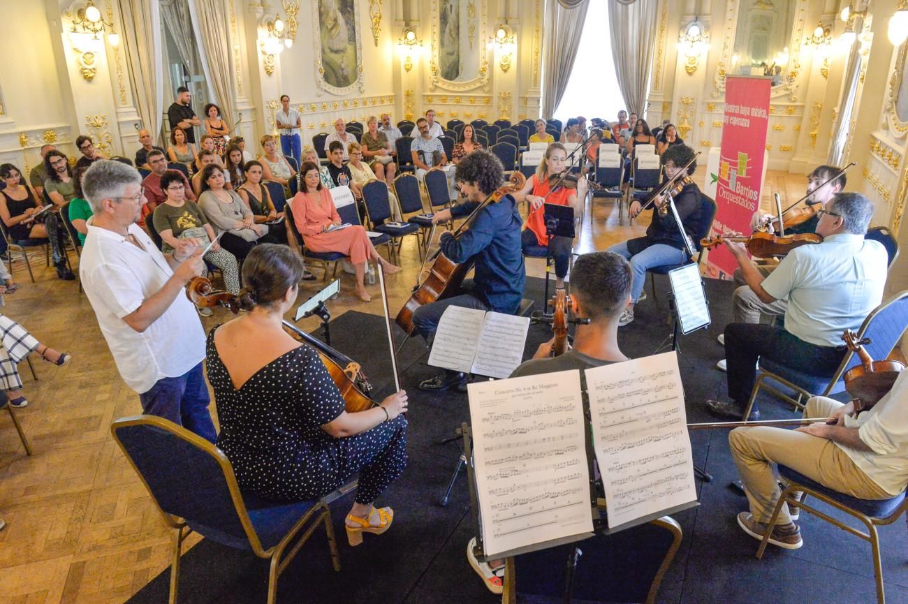 Encuentro con el joven violonchelista Kevin Santana en el Gabinete Literario