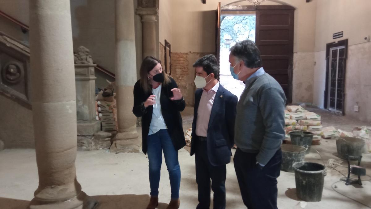 Luis Felipe y María Rodrigo, este viernes en la zona donde se están realizando las obras.