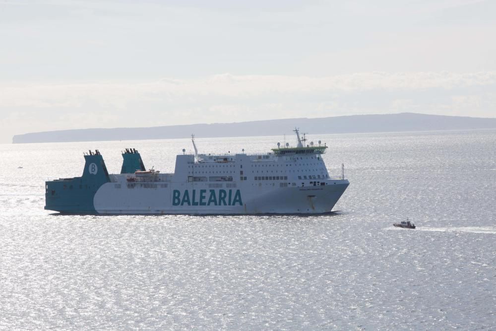 El barco atracó en el puerto Ibiza en torno a las 11.25.