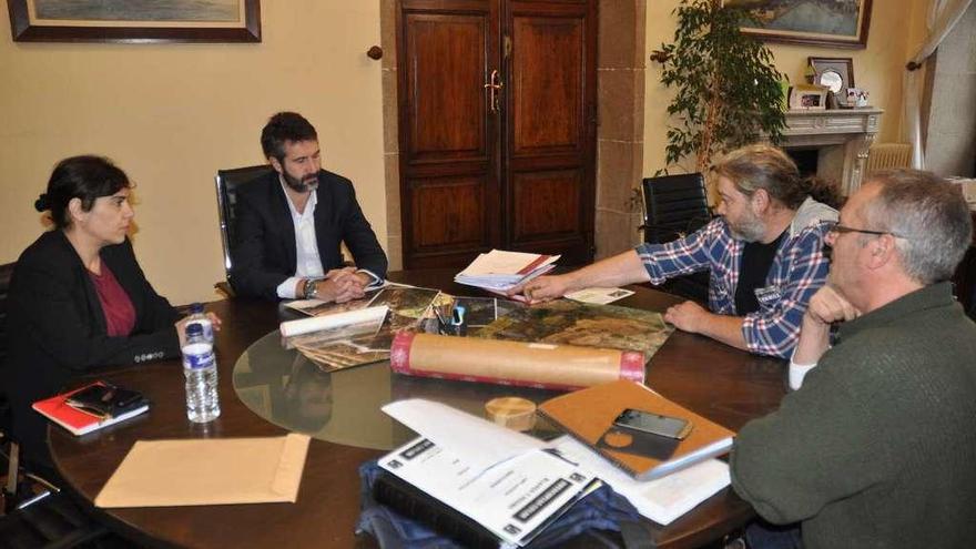 Tania García, Alberto Varela y los representantes de la asociación ecologista de Touro.