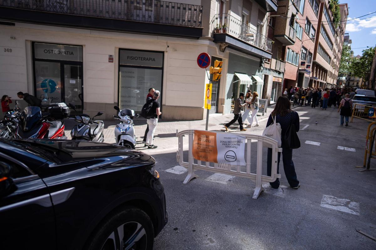 Aglomeración de padres y familiares en la entrada de la escuela Pàlcam de Barcelona durante la salida de los alumnos al finalizar la jornada escolar