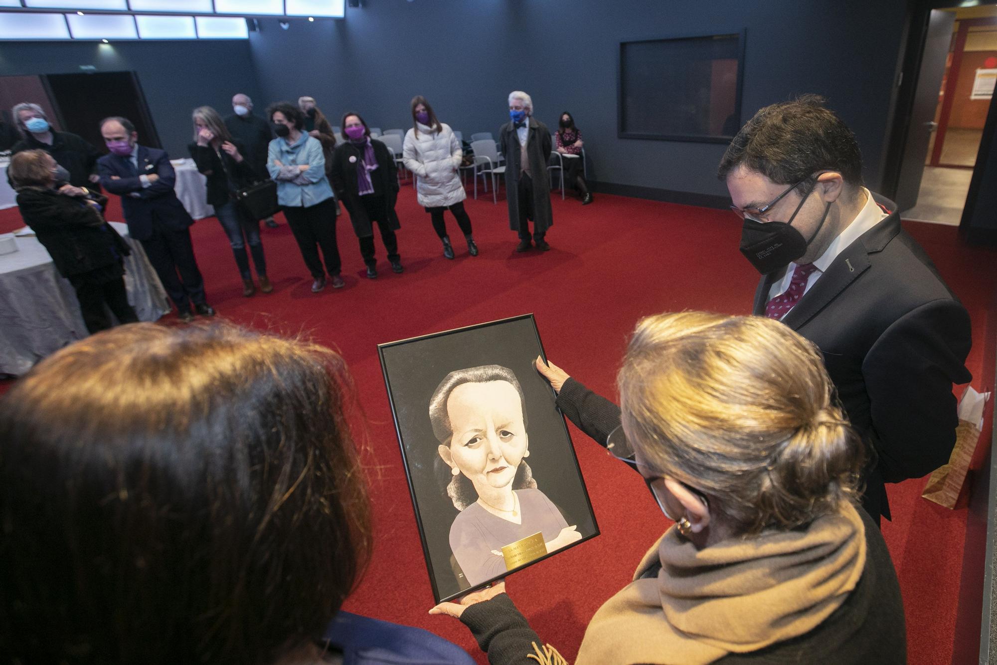 Gonzalo M. Peón, Amelia Valc�rcel, con la caricatura del premio y �ngeles Rivero; al fondo los asistentes.jpg