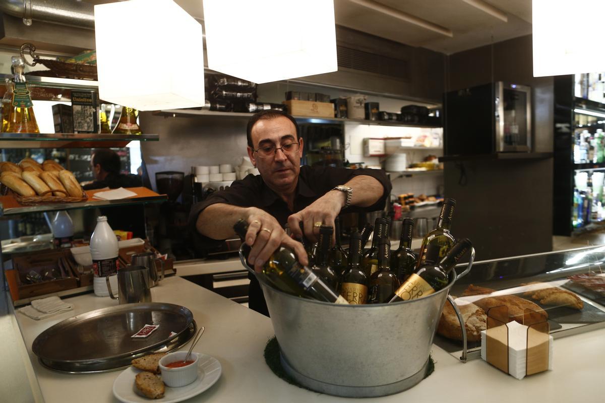 Archivo - Trabajador, trabajando, camarero, bar, autónomo, consumo, alcohol, cafetería, precios, IPC, empleo, paro, parados, hostelería, vino, bebida