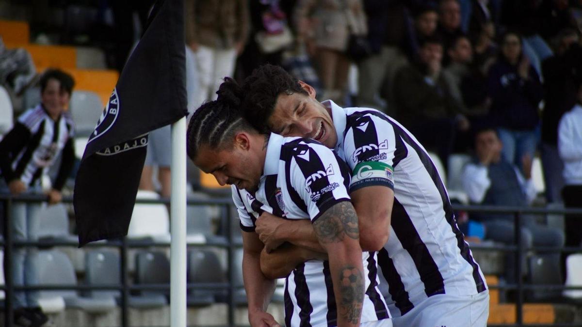 Fran Miranda abraza a Gus Quezada después de que el ecuatoriano convirtiera el tercer gol del partido.