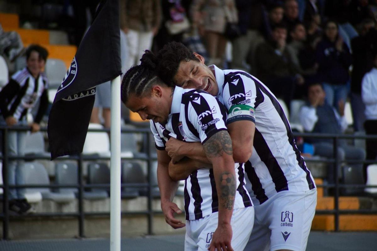 Fran Miranda abraza a Gus Quezada después de que el ecuatoriano convirtiera el tercer gol del partido.