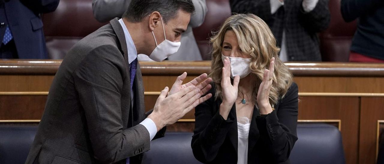 El presidente del Gobierno, Pedro Sánchez, y la vicepresidenta segunda, Yolanda Díaz-