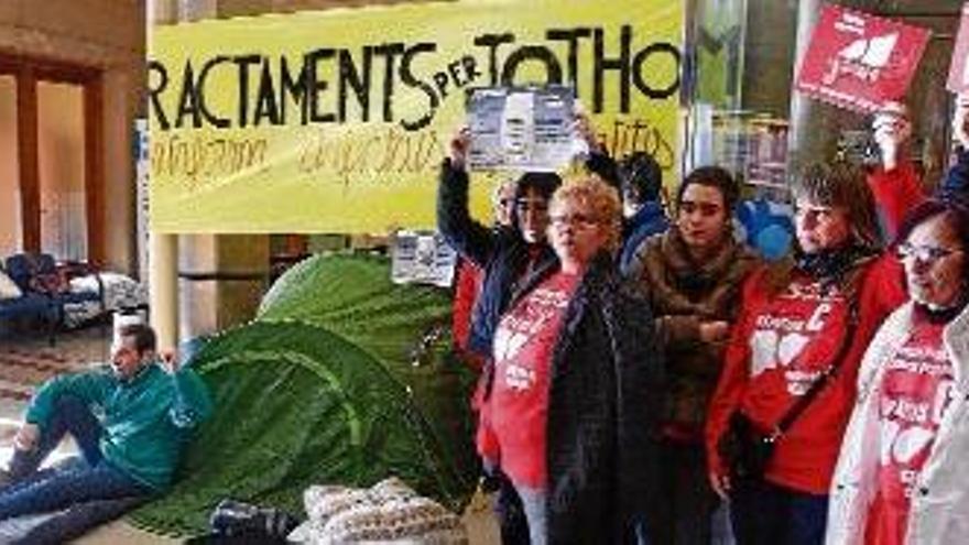 La tancada reivindicativa dels malalts d&#039;hepatits C al vestíbul de l&#039;hospital Josep Trueta de Girona.