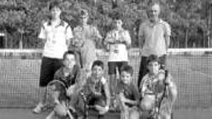 Dieciséis jóvenes de Coria compiten en tenis