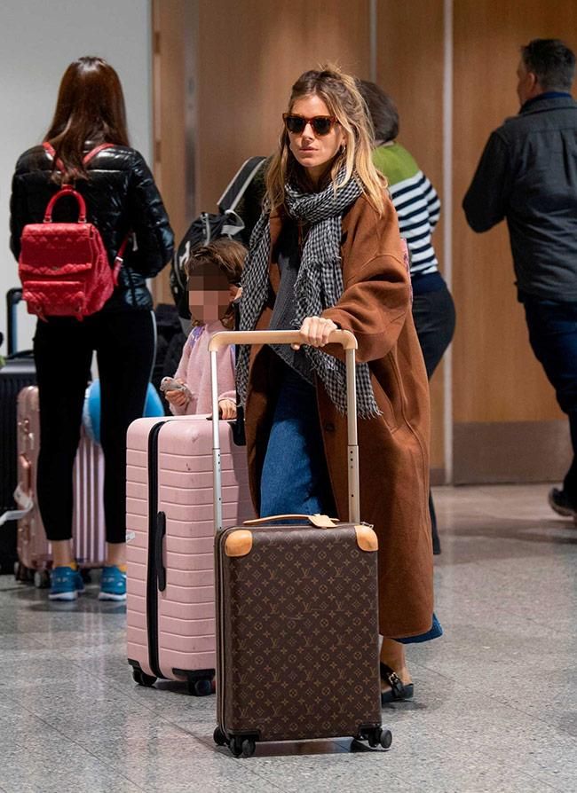 Sienna Miller con abrigo boho