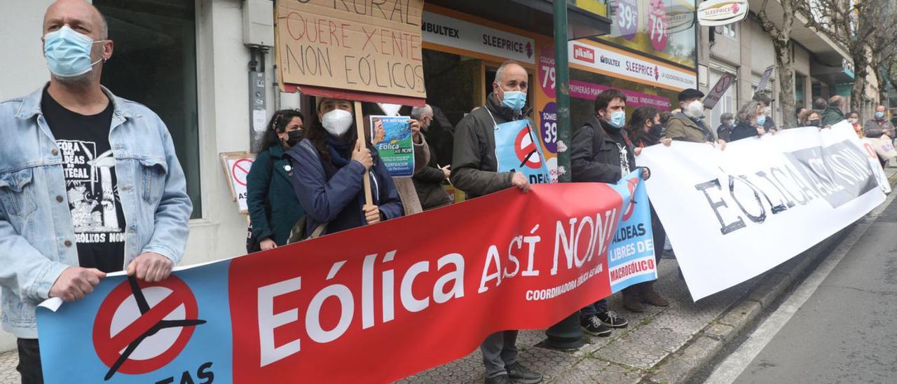 Un momento de la manifestación de la plataforma Eólica así non en Santiago. |   // XOÁN ÁLVAREZ