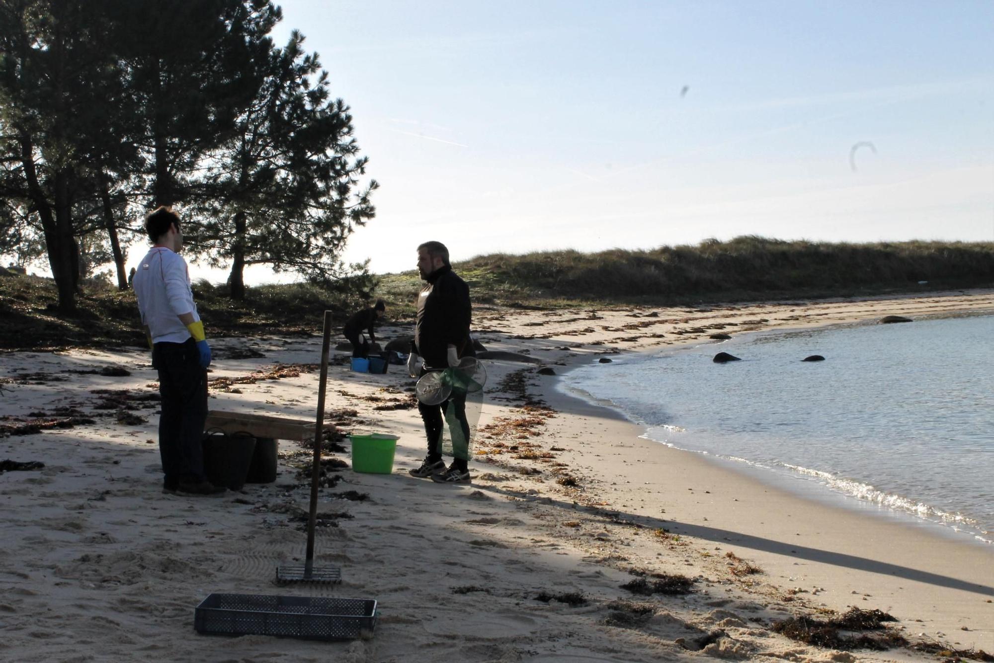 Voluntarios 'luchan' contra la marea de plástico en A Illa