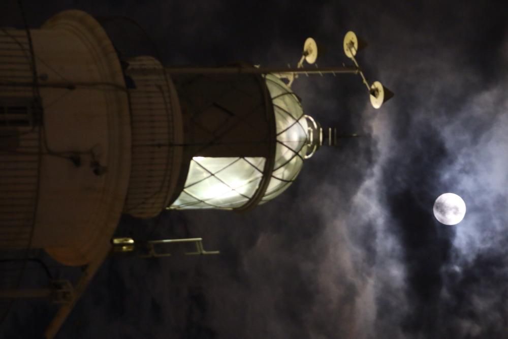 La superluna en Málaga se vio enturbiada por los cielos nubosos de la tarde del lunes.