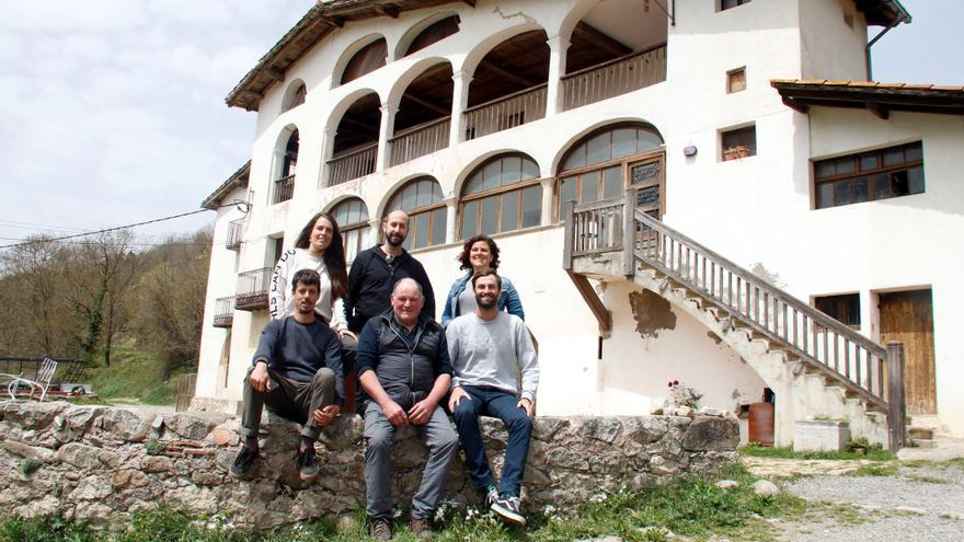 Teletreballar entre vaques i tractors: un projecte uneix masovers i emprenedors en una masia del Ripollès