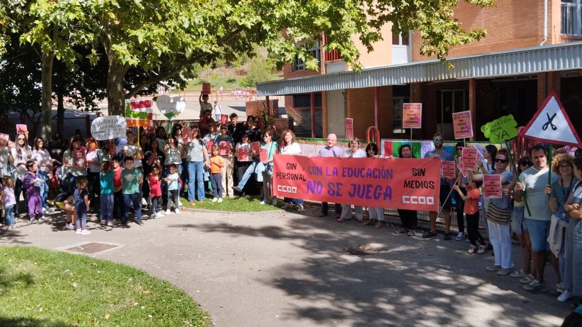 Concentración de CCOO por los recortes en docentes de educación especial.