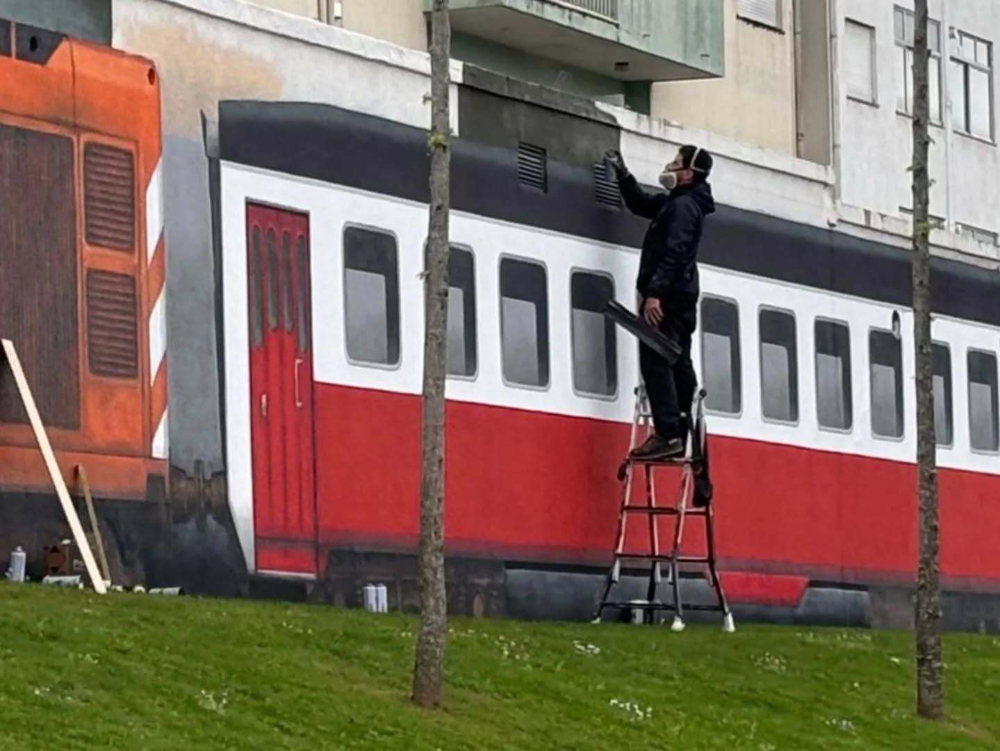 El mural hiperrealista que «devuelve» el tren a Monçao