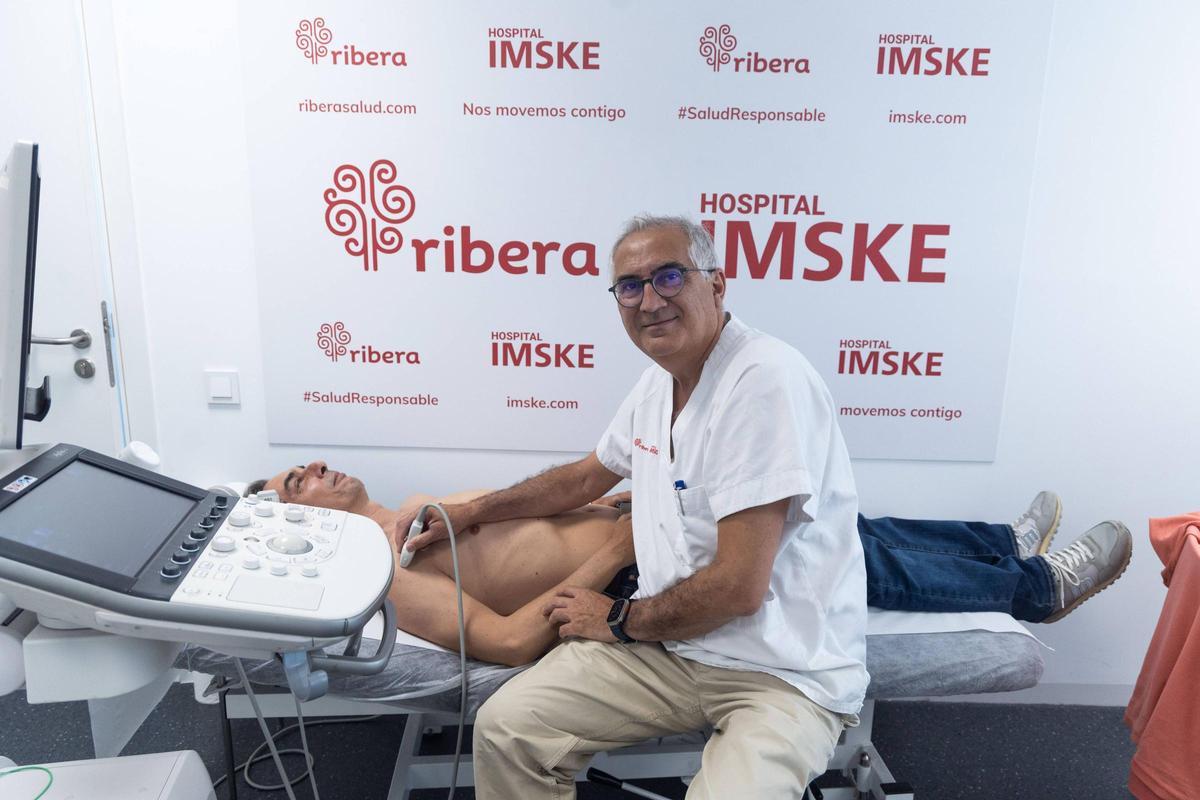 El doctor Ignacio Muñoz atiende a un paciente en la Clínica Ribera Mestalla.