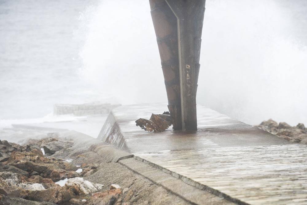 Daños en A Coruña por las olas en alerta roja