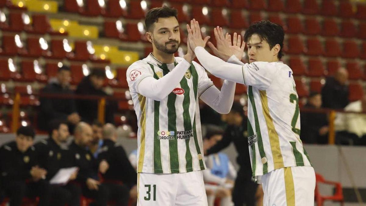 Andrei y Murilo celebran un gol.